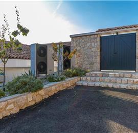 5 bedroom villa with pool near Crikvenica, sleeps 10